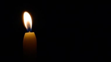 Siyah arkaplanda mum alevi