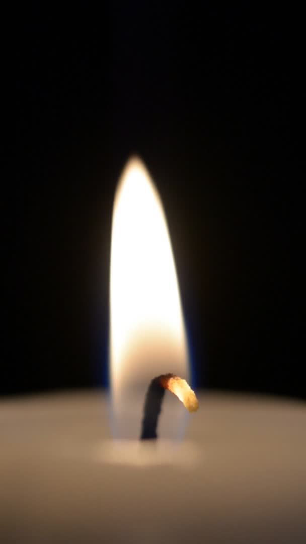 Nahaufnahme auf Kerzenflamme — Stockvideo