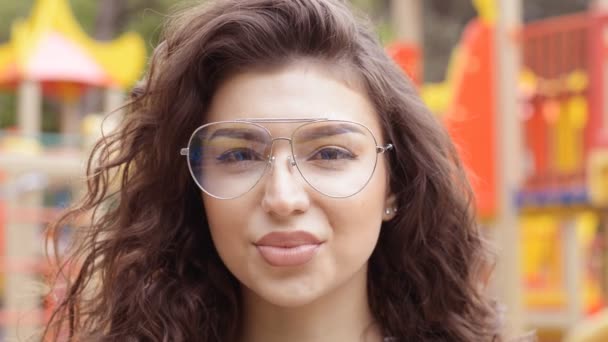 Retrato de una hermosa chica elegante con gafas — Vídeos de Stock