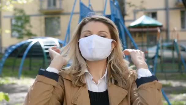 Ritratto Di Donna Caucasica In Maschera Di Protezione, Mondo coronavirus Covid-19 Concetto Pandemico — Video Stock