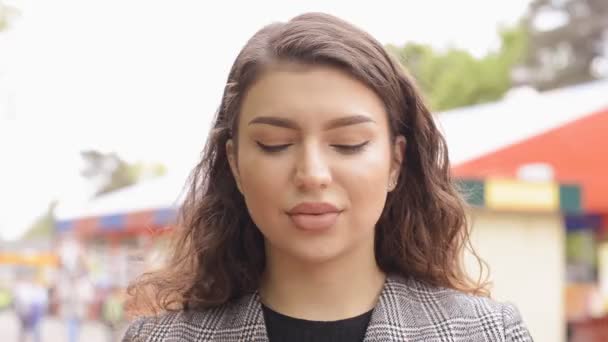 Retrato mujer de negocios seria usando auriculares inalámbricos — Vídeos de Stock