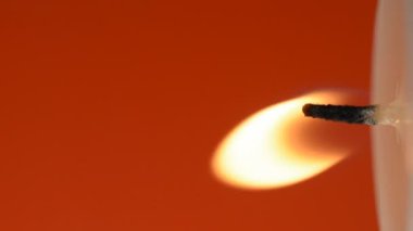 Kırmızı arkaplanda mum alevi