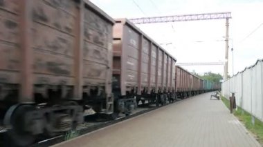 Tren istasyonunda bir yük treni hareketi.