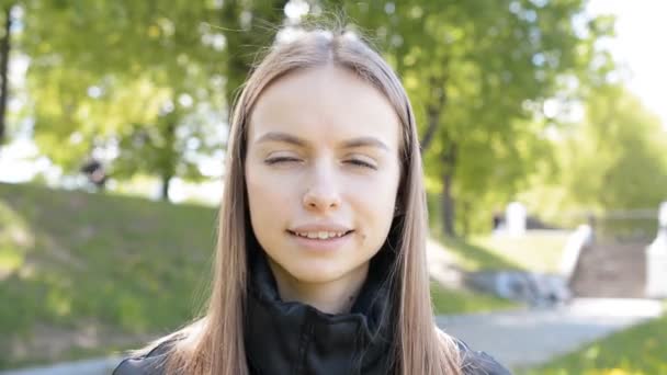 Bonita joven sonrisa cara — Vídeo de stock