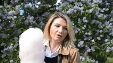 Güzel sarışın beyaz kadın pamuk helva yiyor.