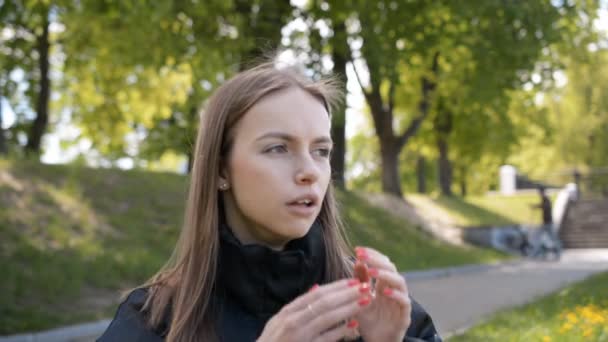 Tosse jovem menina rosto ao ar livre — Vídeo de Stock