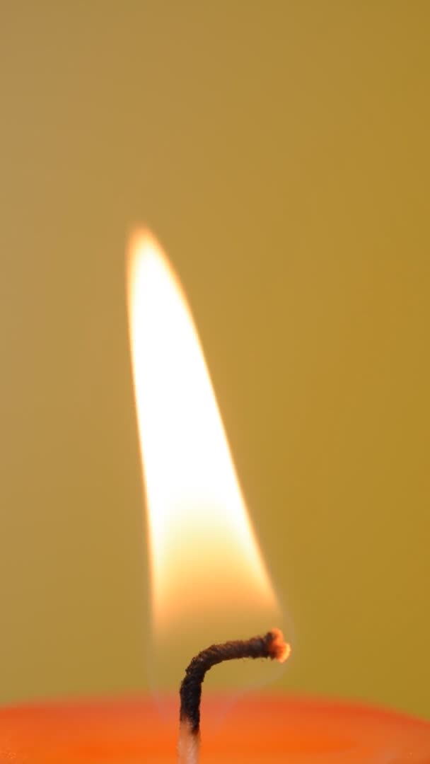 Flamme de bougie sur fond jaune 