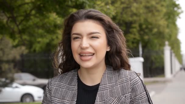 Portrait d'une belle fille souriante caucasienne qui rit en plein air — Video