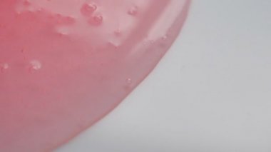 Beyaz üzerine kırmızı sıvı