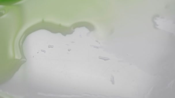 Grüne Flüssigkeit auf weiß — Stockvideo