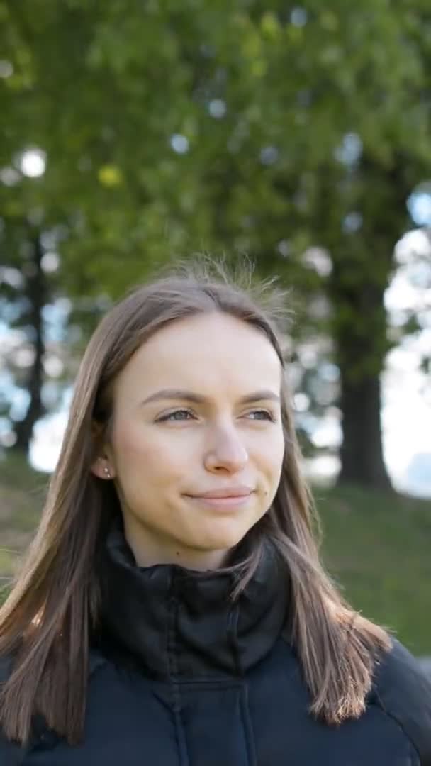 Schöne junge Mädchen lächeln im Park — Stockvideo