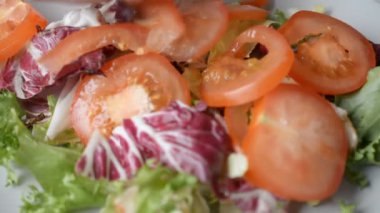 Domates salatası ve marul yakın plan.