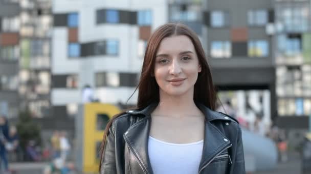 Porträtt ung kaukasiska flicka tittar på kameran och ler — Stockvideo