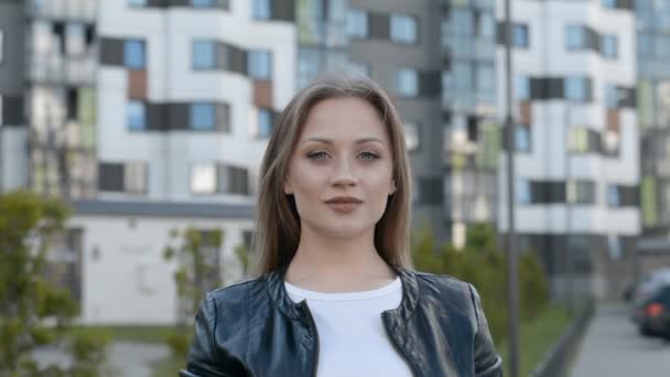 Fiatal Hipster Woman portré a City Street-en — Stock videók