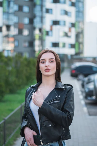 Bela Menina Elegante Uma Jaqueta Couro Preto Nas Ruas Sua — Fotografia de Stock