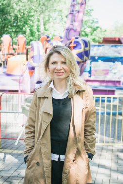 Şık sarışın kız şehrinin sokaklarında yürüyor.