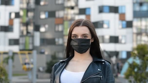 Élégante jeune fille en masque noir de protection portrait, épidémie mondiale de concept de coronovirus — Video