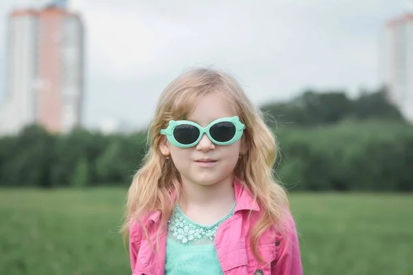 Портрет Улыбающейся Девушки Солнечных Очках Открытом Воздухе — стоковое фото