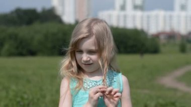 Güzel küçük bir kızın portresi.