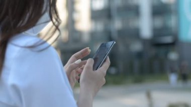 Kadın eller cep telefonuna metin mesajı yazar