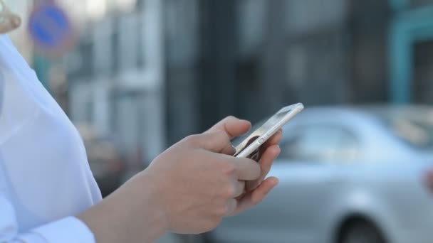 Mãos femininas digitando mensagem sms — Vídeo de Stock