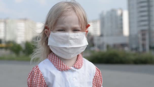 Πορτραίτο κοριτσιού σε μια μεγάλη προστατευτική μάσκα — Αρχείο Βίντεο