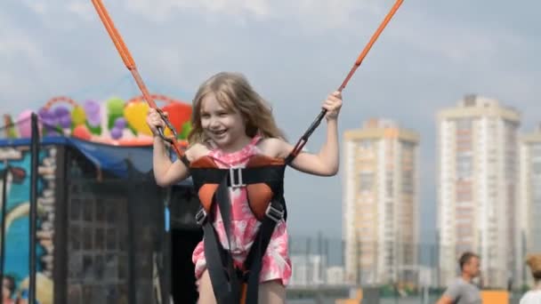 Bonito menina criança no trampolim — Vídeo de Stock