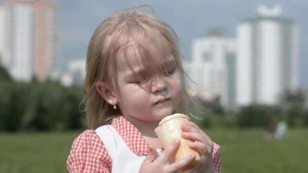 Menina criança come sorvete — Vídeo de Stock