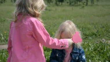 Güzel elbiseli iki küçük kızın portresi.