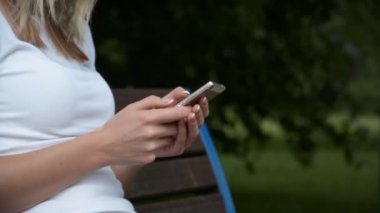 İş kadını Elleri akıllı telefona dokunuyor