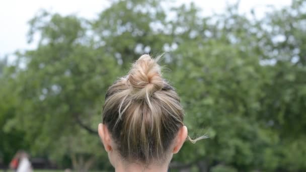 Zpět pohled žena hlava venkovní — Stock video