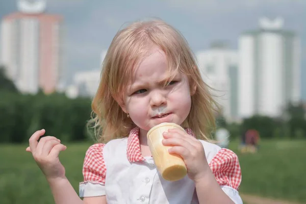 Tre Anni Bambina Trova Fuori Una Giornata Estiva Soleggiata Mangia — Foto Stock