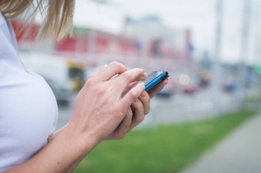 Kadın ellerinin ekrandaki akıllı telefonlara dokunuşunun yakın plan fotoğrafını çek.