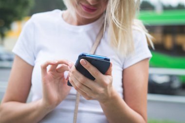 Kadın ellerinin ekrandaki akıllı telefonlara dokunuşunun yakın plan fotoğrafını çek.