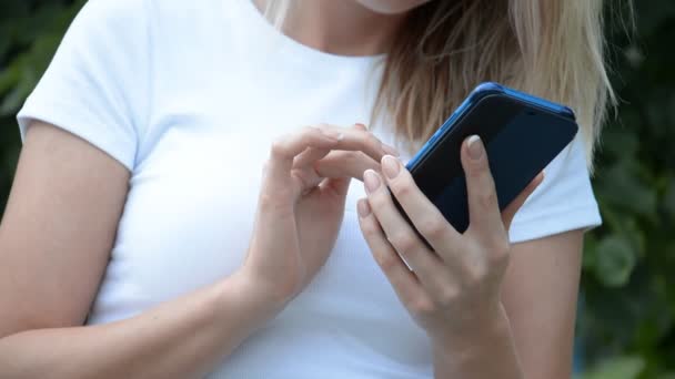 Vrouw met mobiel op straat — Stockvideo