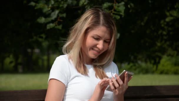 Ξανθά μαλλιά Γυναίκα σε γυαλιά Συνομιλία στο κινητό τηλέφωνο — Αρχείο Βίντεο