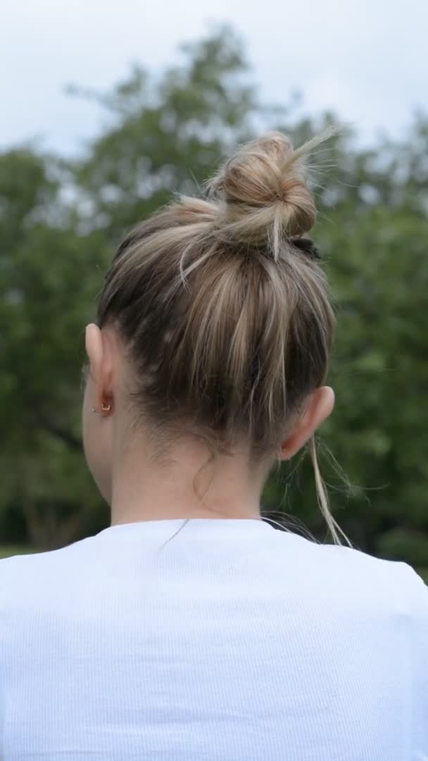 Sarışın kadın saçının arka görünüşü — Stok video