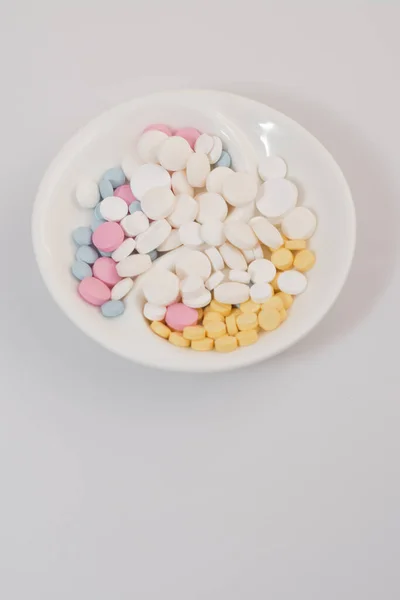 Farbige Pillen Auf Einem Teller Von Oben Ansicht Vertikale Foto — Stockfoto