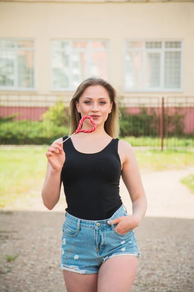 Duas Meninas Bonitas Roupas Sensuais Jazem Grama Parque Cidade — Fotografia de Stock