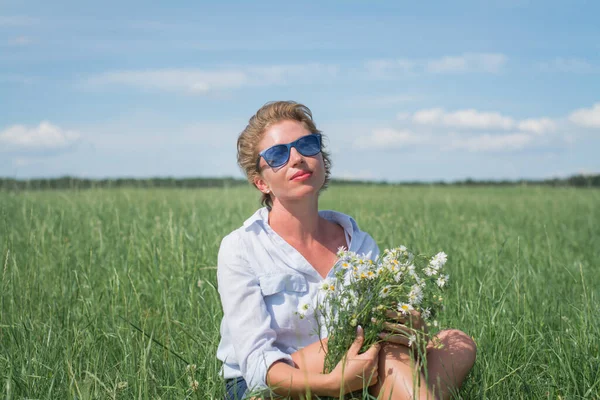 Porträtt Vacker Elegant Kvinna Ett Grönt Fält Med Bukett Prästkragar — Stockfoto