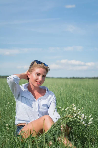 Beautiful Blonde Short Haired Woman Sunglasses Sits Green Meadow Summer — Stock Photo, Image