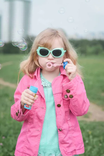 Nettes Kind Mädchen weht Seifenblase — Stockfoto