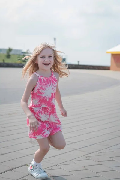 Schattig Klein Meisje Hebben Plezier Hardlopen Straten Van Stad Een — Stockfoto