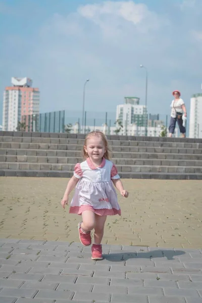 Retrato Una Hermosa Niña Corriendo Hacia Cámara Con Sonrisa Día — Foto de Stock