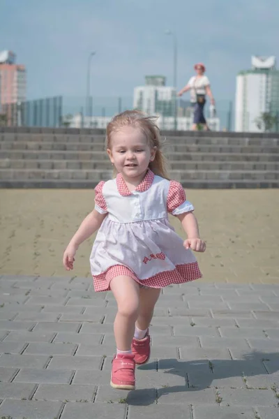 Retrato Una Hermosa Niña Corriendo Hacia Cámara Con Sonrisa Día — Foto de Stock