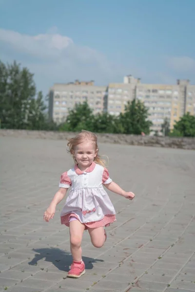 Retrato Una Hermosa Niña Corriendo Hacia Cámara Con Sonrisa Día — Foto de Stock