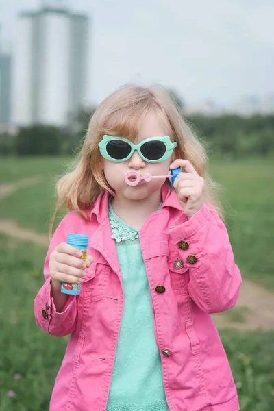 Portret Van Klein Schattig Blank Blond Meisje Met Plezier Vreugde — Stockfoto