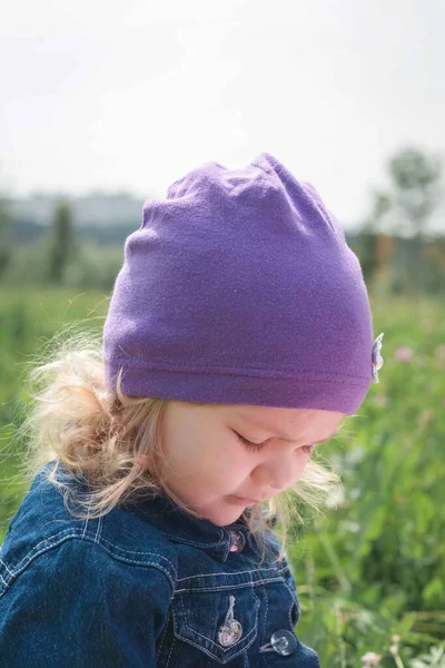 Klein Meisje Het Park Groen Gras Zomerdag Portret — Stockfoto