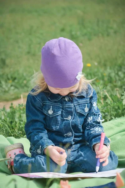 Niña Parque Hierba Verde Retrato Del Día Verano — Foto de Stock