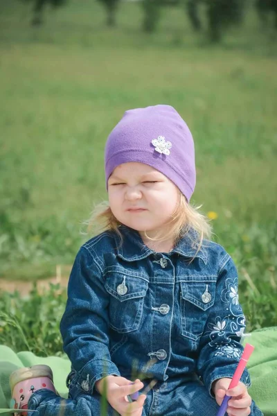 Kleines Mädchen Park Auf Grünem Gras Sommertag Porträt — Stockfoto